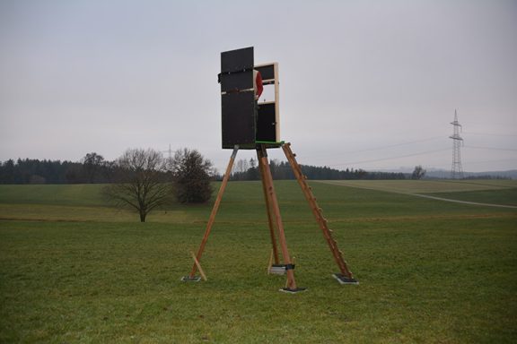 Sechseckjagdkanzel - Aufbau5 - viertes Kanzelelement auf Grundplatte und Bock montieren