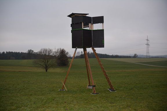 Sechseckjagdkanzel - Aufbau6 - alle Kanzelelemente mit Einstiegstüre montiert, Dachelement bereits in Kanzel verbracht